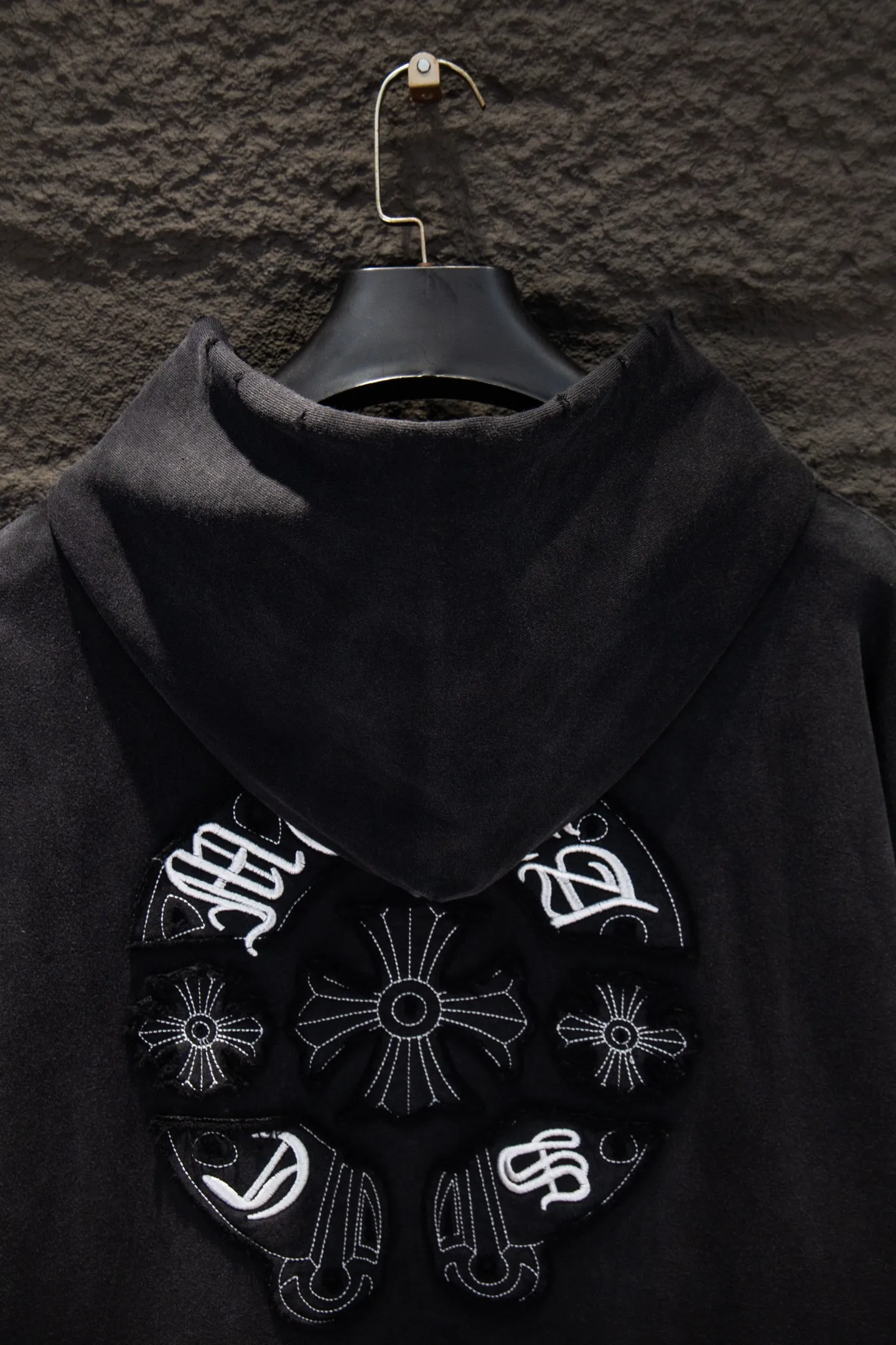P340 🆕Chrome Hearts distressed new embroidered hooded sweatshirt. The os version is really charming. The Chrome family is really unique. Every new season has the best version. It is very practical and can be worn casually. Nice✔️ - ⚠️100% cotton. Made of custom-dyed terry cotton sweatshirt surface, 420g double-ply double yarn, comfortable to the touch. Made from imported knitting needle carded cotton, the thickness is moderate, drapey and contoured, making the upper body comfortable! ! It is very tolerant to fat body types and can instantly lose five pounds after wearing it!  Front panel #Back panel embroidery elements# The English letters are arranged artistically. Imported Tajima high-density heavy-duty embroidery technology makes the font three-dimensional and full. The body is treated with old sandblasting hole elements, which greatly increases the interest of the clothing; unique visual effects.  Hem Loose closing Double-layer fabric Good closing effect Exquisite hemming Color: Sandblasted black Size: S-M-L-XL